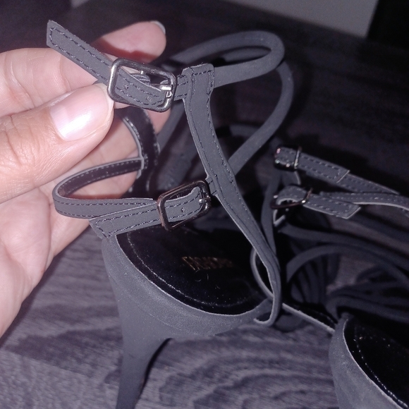 Fashion Nova- Black Strappy Heels - W Sz 11 M - Picture 9 of 13